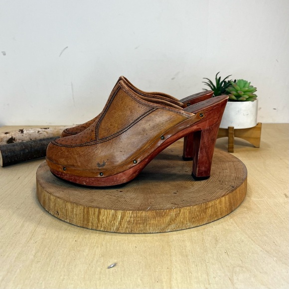 Capeto | Vintage 70’s Wooden Heeled Leather Mules in Brown Size 9 - Picture 3 of 13